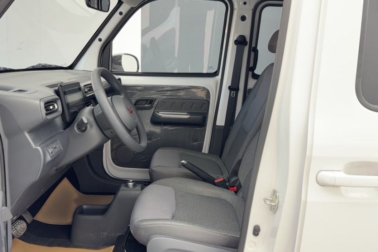 Used Wuling Zhiguang New Energy 2025 Comfort Model Interior 8