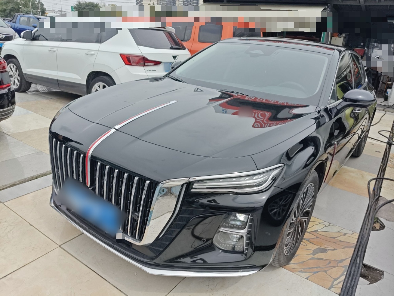 تحت مقدمة السيارة