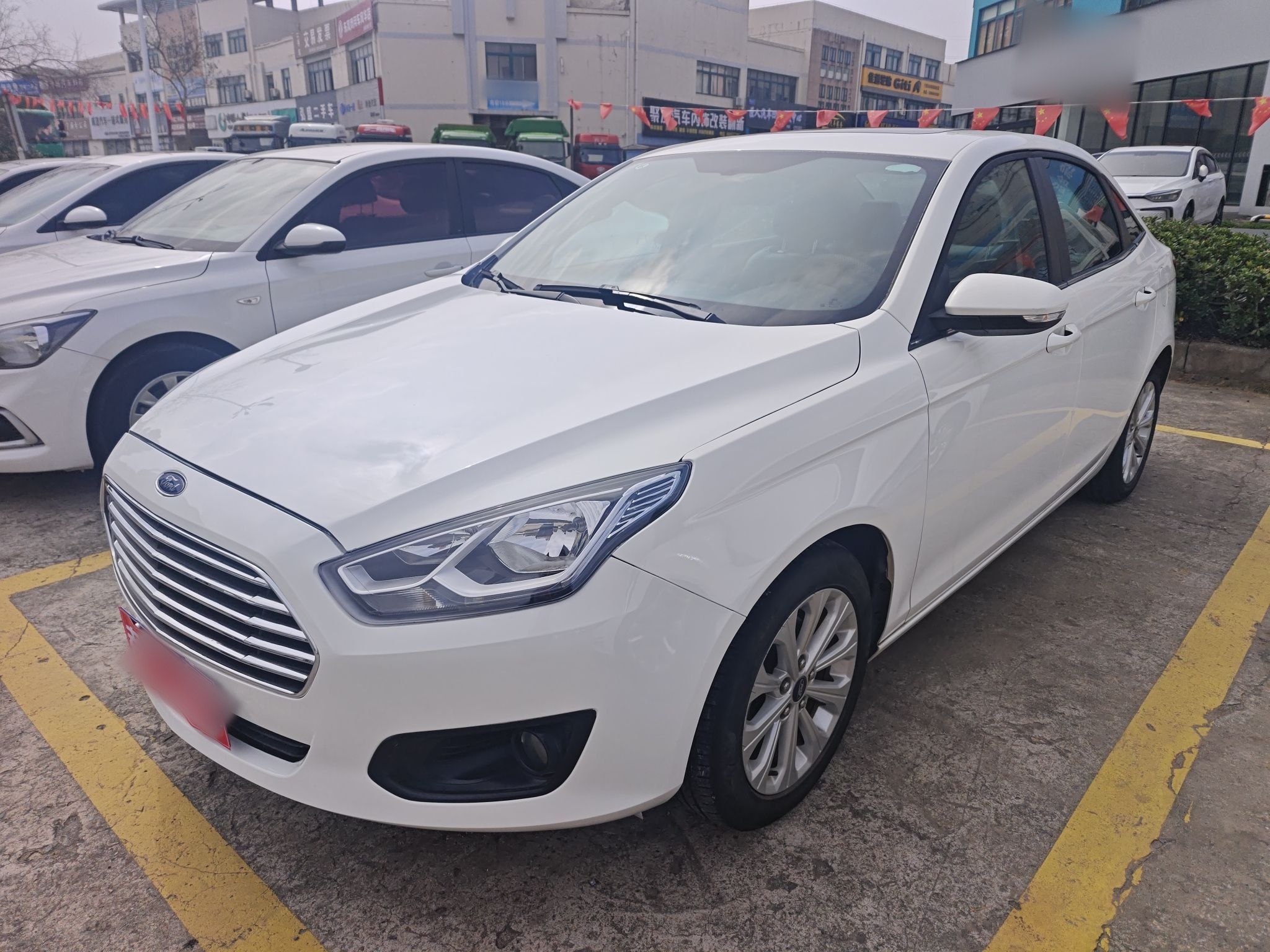 تحت مقدمة السيارة