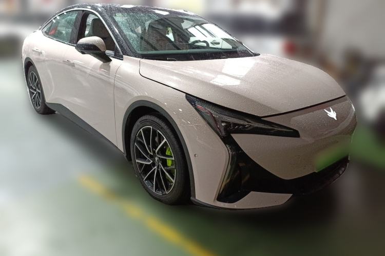 Used ARCFOX Alpha S5 2025 560MAX 185kW Front Right 45 Deg