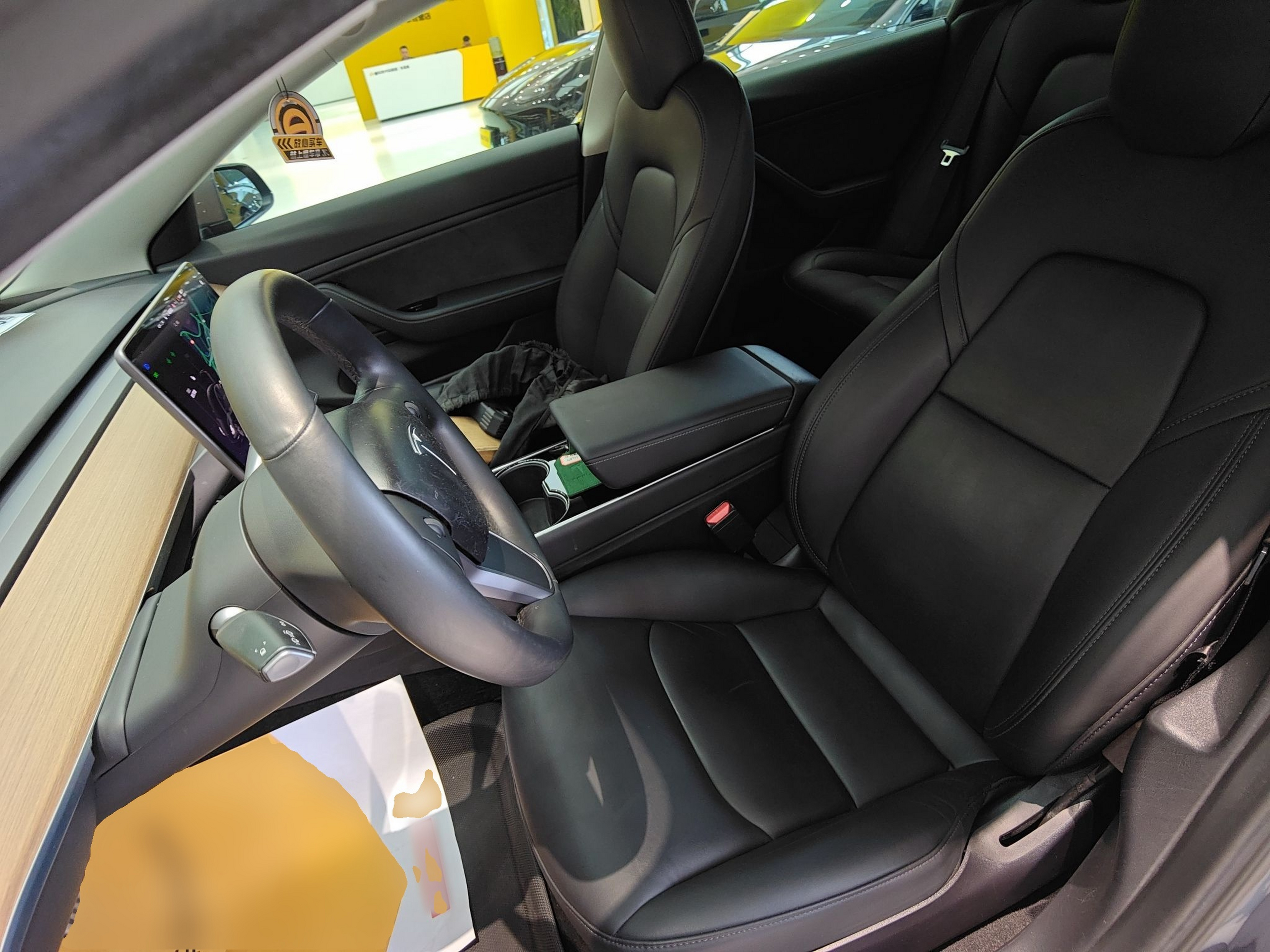 المقاعد الأمامية داخل السيارة