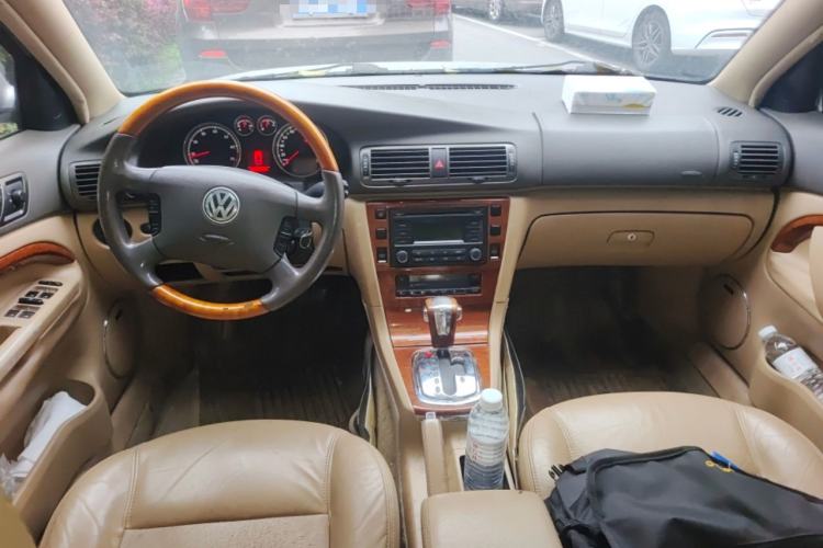 Used Volkswagen Passat 2005 1.8T Automatic Deluxe Plus Version Center Console