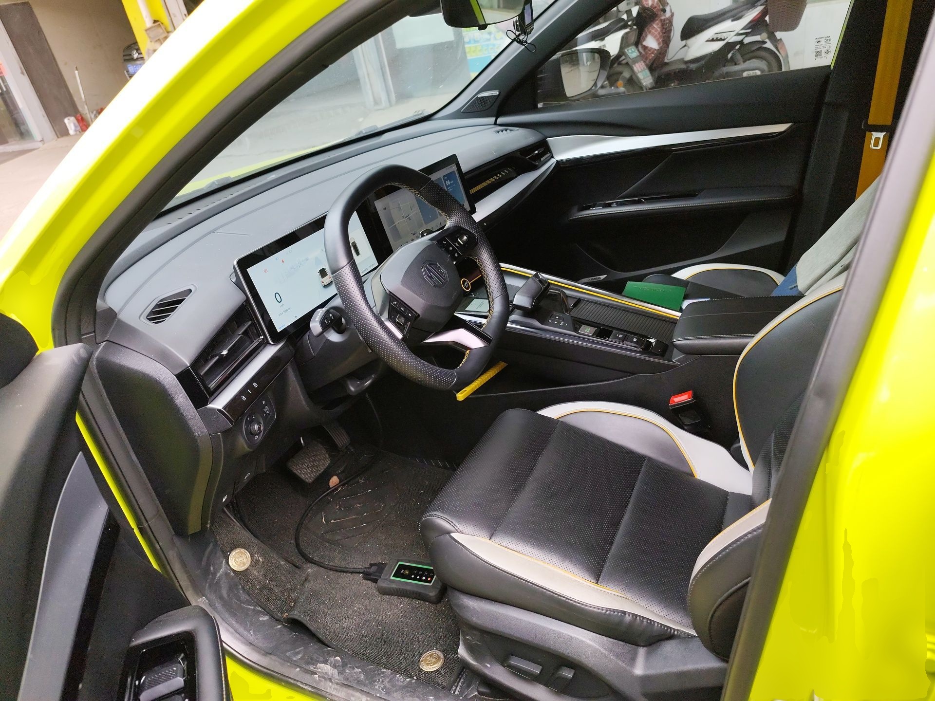 المقاعد الأمامية داخل السيارة