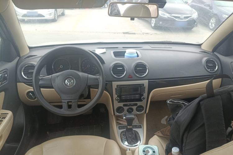 Used Volkswagen Lavida 2011 1.6L Automatic Premium Edition Center Console