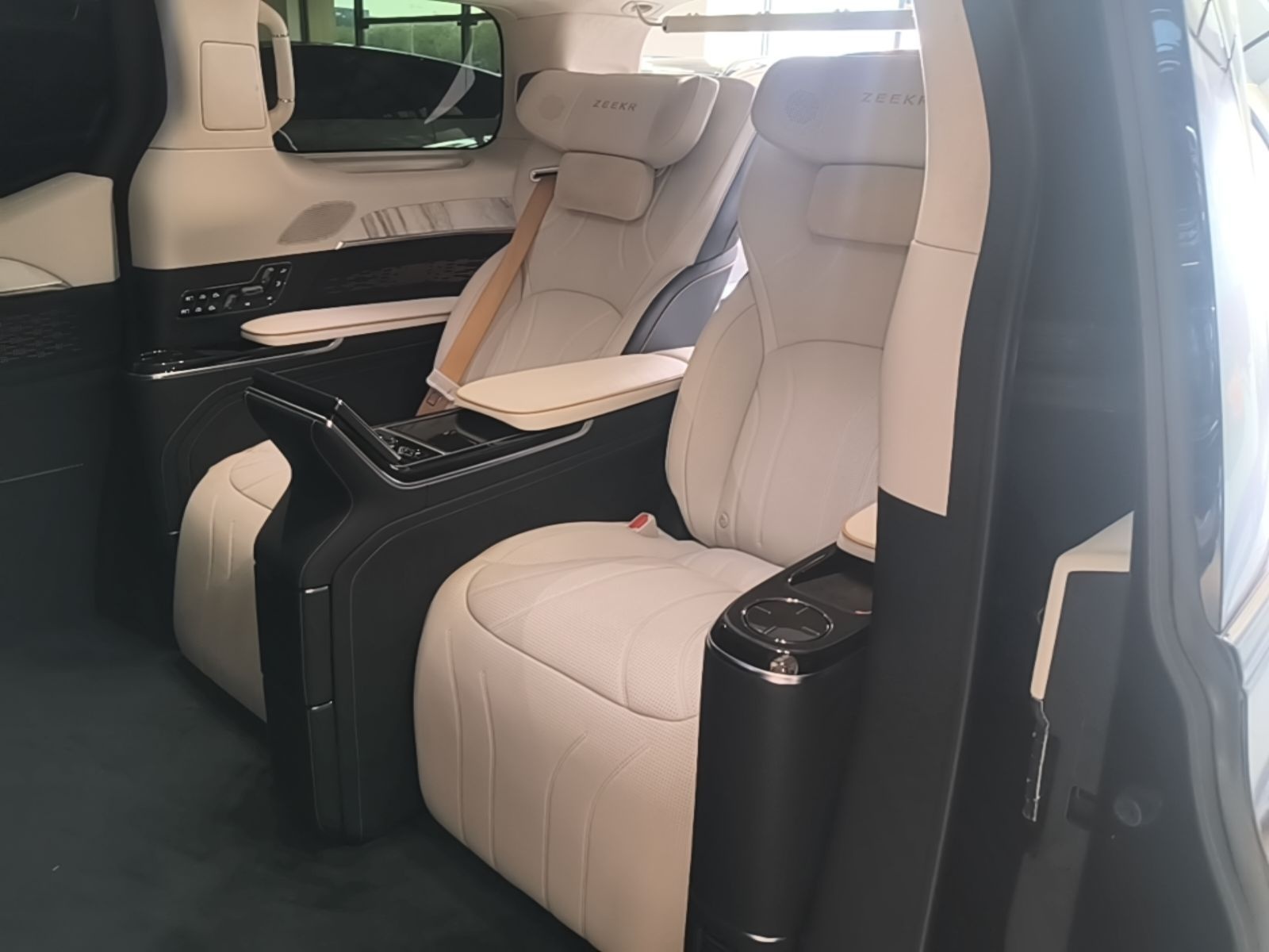 Zeekr 009 2024 GAC Trumpchi — снимка 20