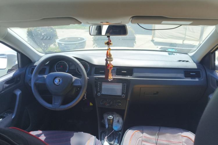 Used Skoda Rapid Spaceback 2016 Revised Version 1.6L Automatic Front-Drive Edition Center Console