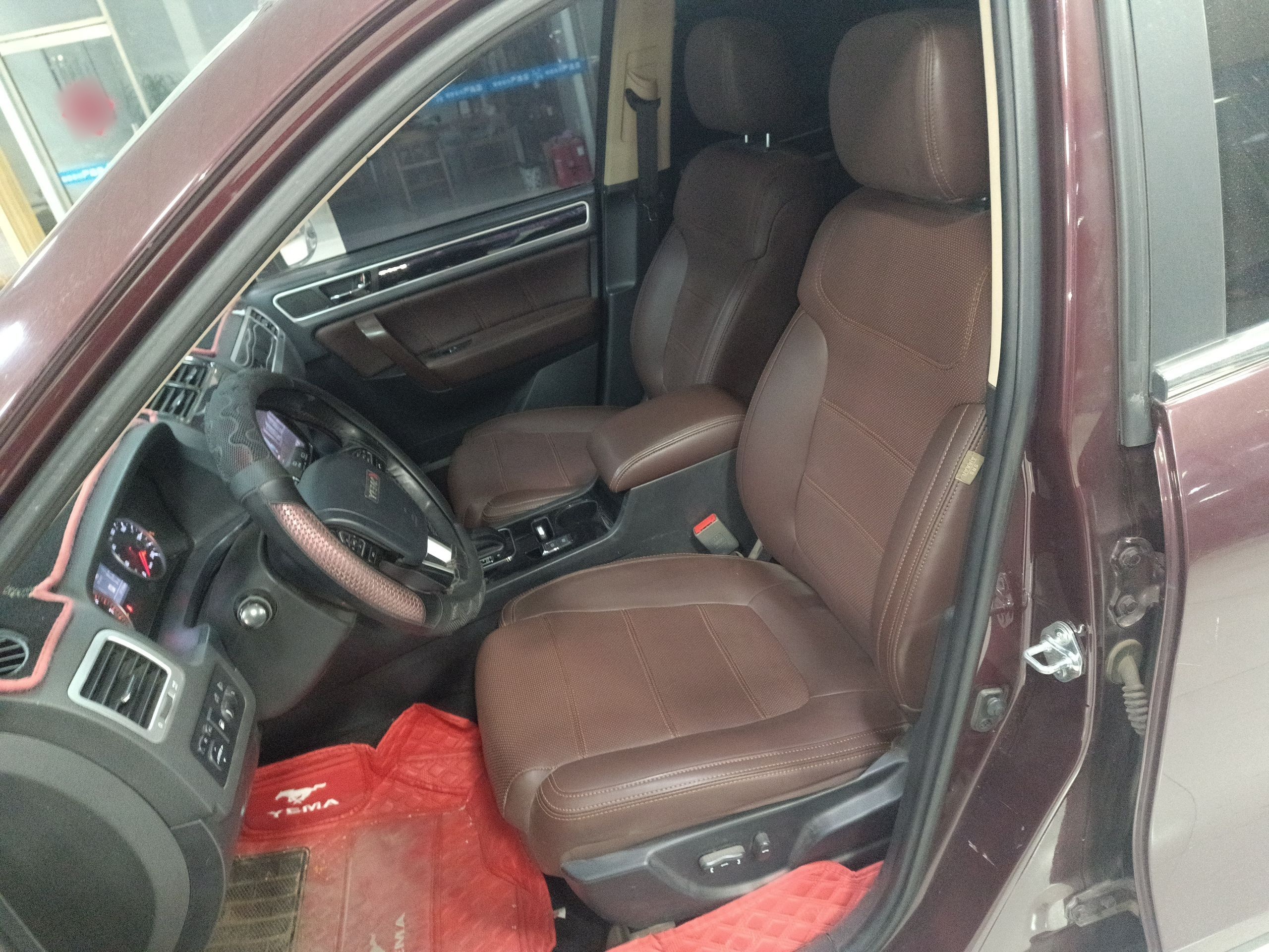 المقاعد الأمامية داخل السيارة