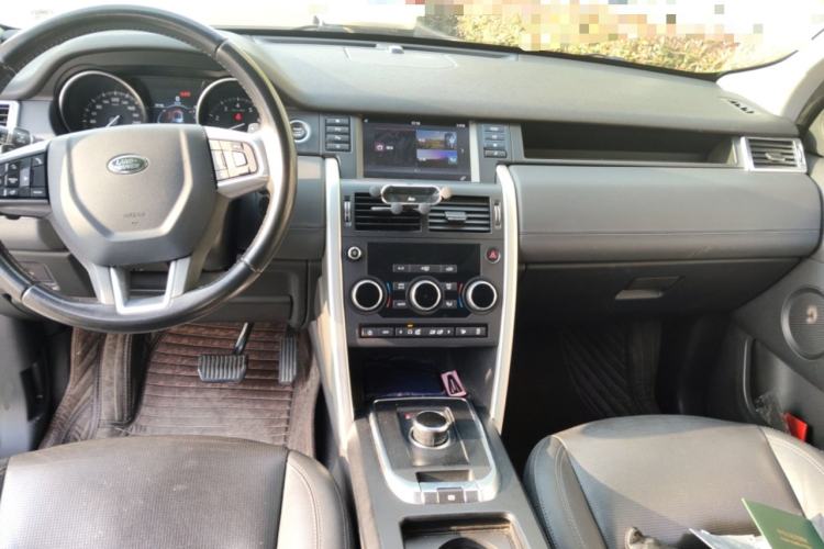 Used Land Rover Discovery Sport 2018 240 PS SE Version Center Console