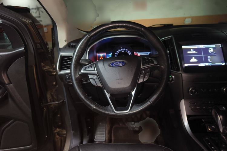 Used Ford Edge 2015 2.0T GTDi Two-Wheel-Drive High-Line Version
