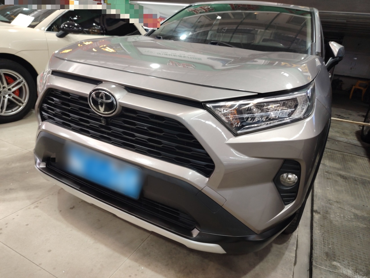 تحت مقدمة السيارة