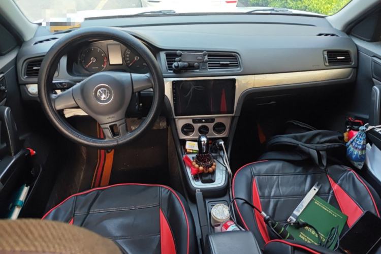 Used Volkswagen Gran Lavida 2013 1.6L Automatic Fashion Model Center Console