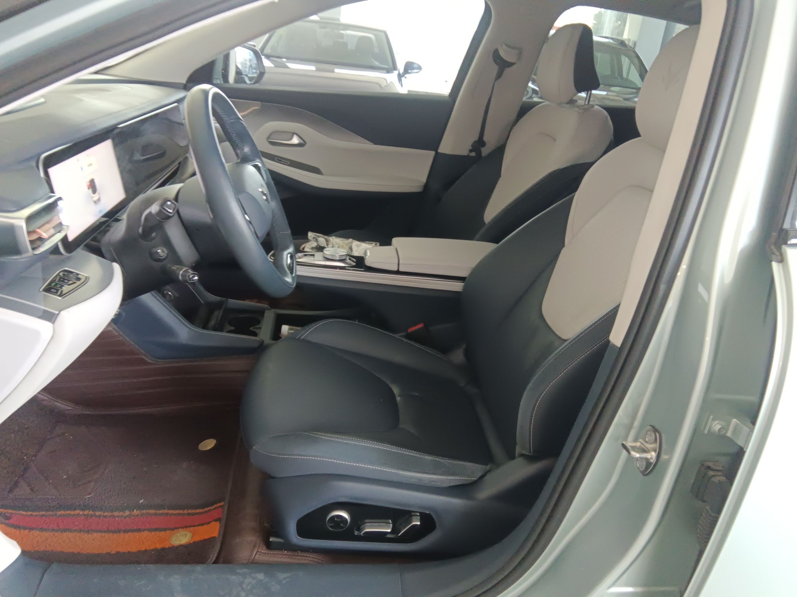 Переднее сиденье в автомобиле