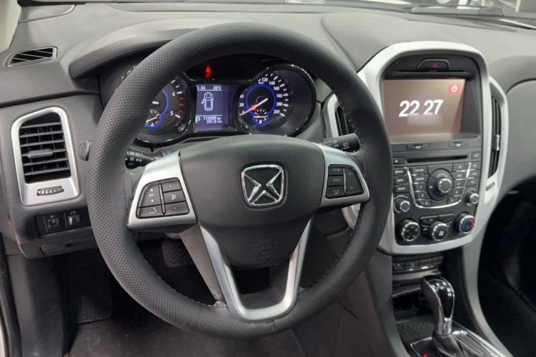 Used JMC Yusheng S350 2013 2.4T Automatic 4x4 Diesel Luxury 5-Seater Steering Wheel