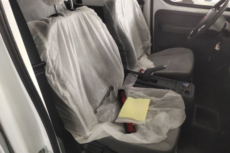 Used Wuling Yangguang 2024 300km Comfort-Grade Passenger Van 60kW Right Front Seat