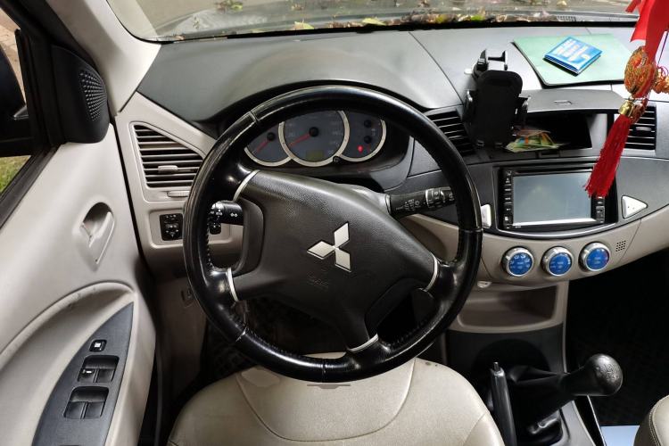 Used Mitsubishi Zinger 2011 2.0L Manual Transmission Luxury Version