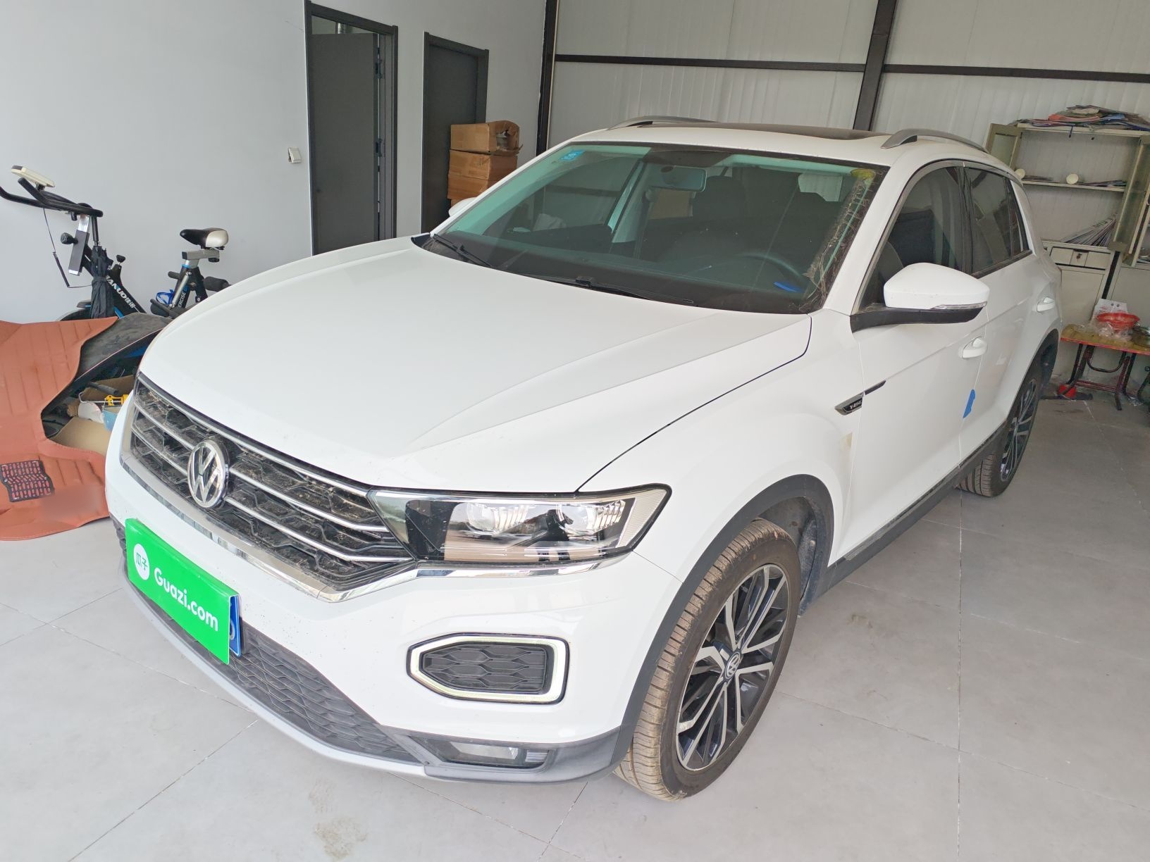 تحت مقدمة السيارة