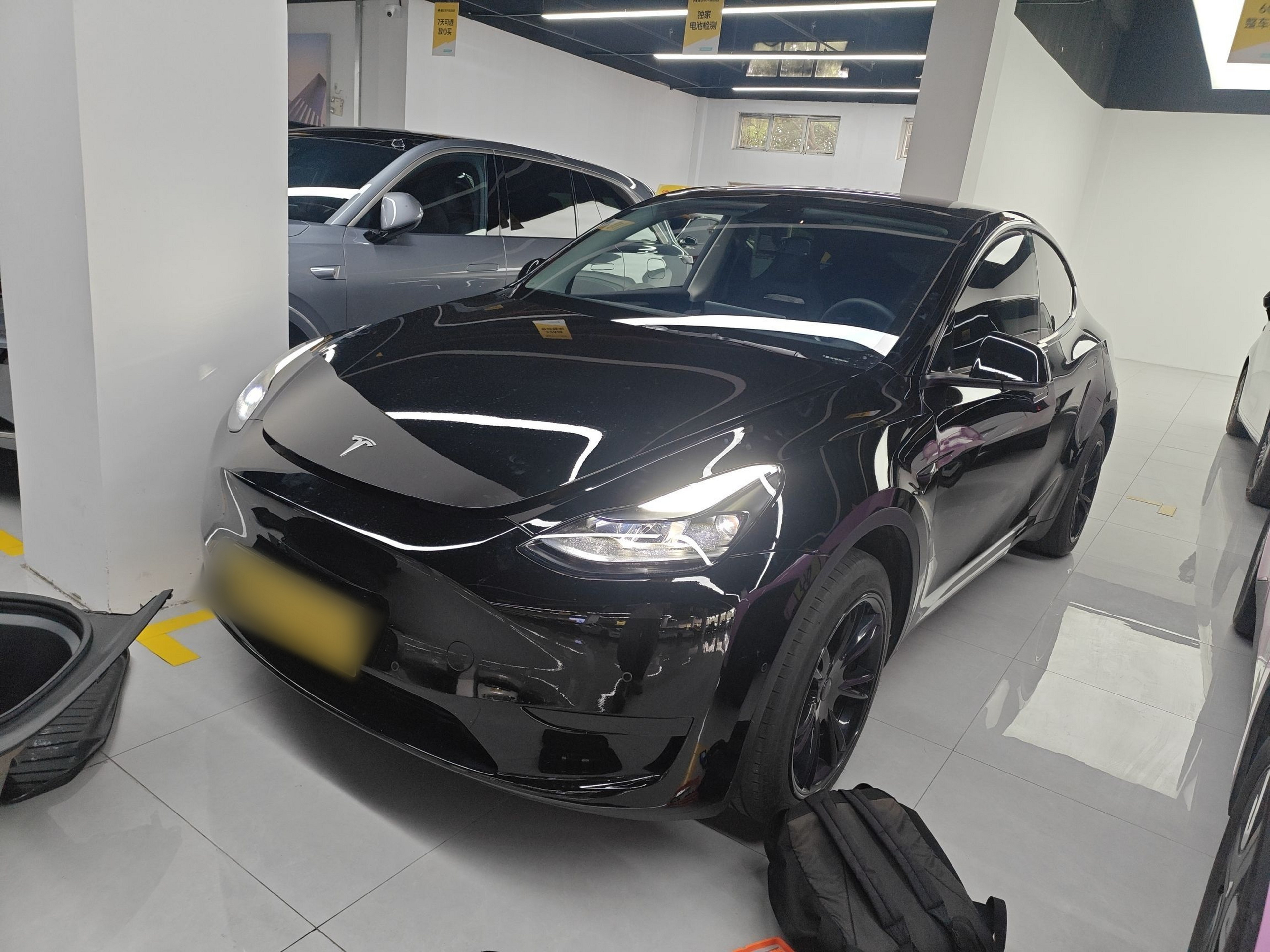 Под передней частью автомобиля