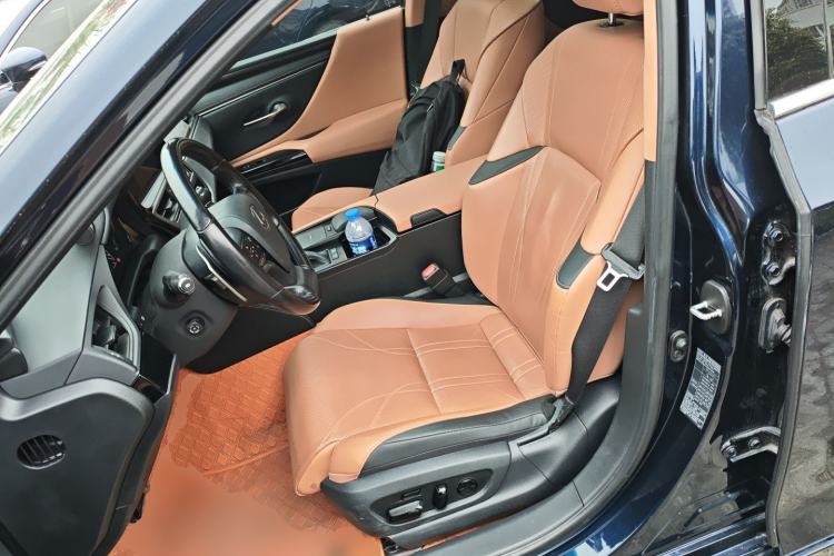 Used Lexus ES 2021 300h Premium Edition Left Front Seat