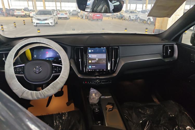 Used Volvo XC60 2025 B5 Four-Wheel Drive Smart & Advanced Midnight Black Edition Center Console