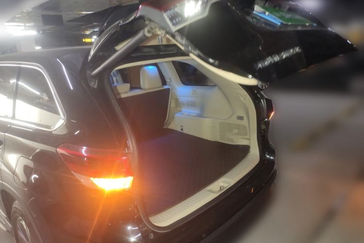 Used Toyota Highlander 2018 2.0T Two-Wheel Drive Elite Version 5 Seats China VI Standard Trunk