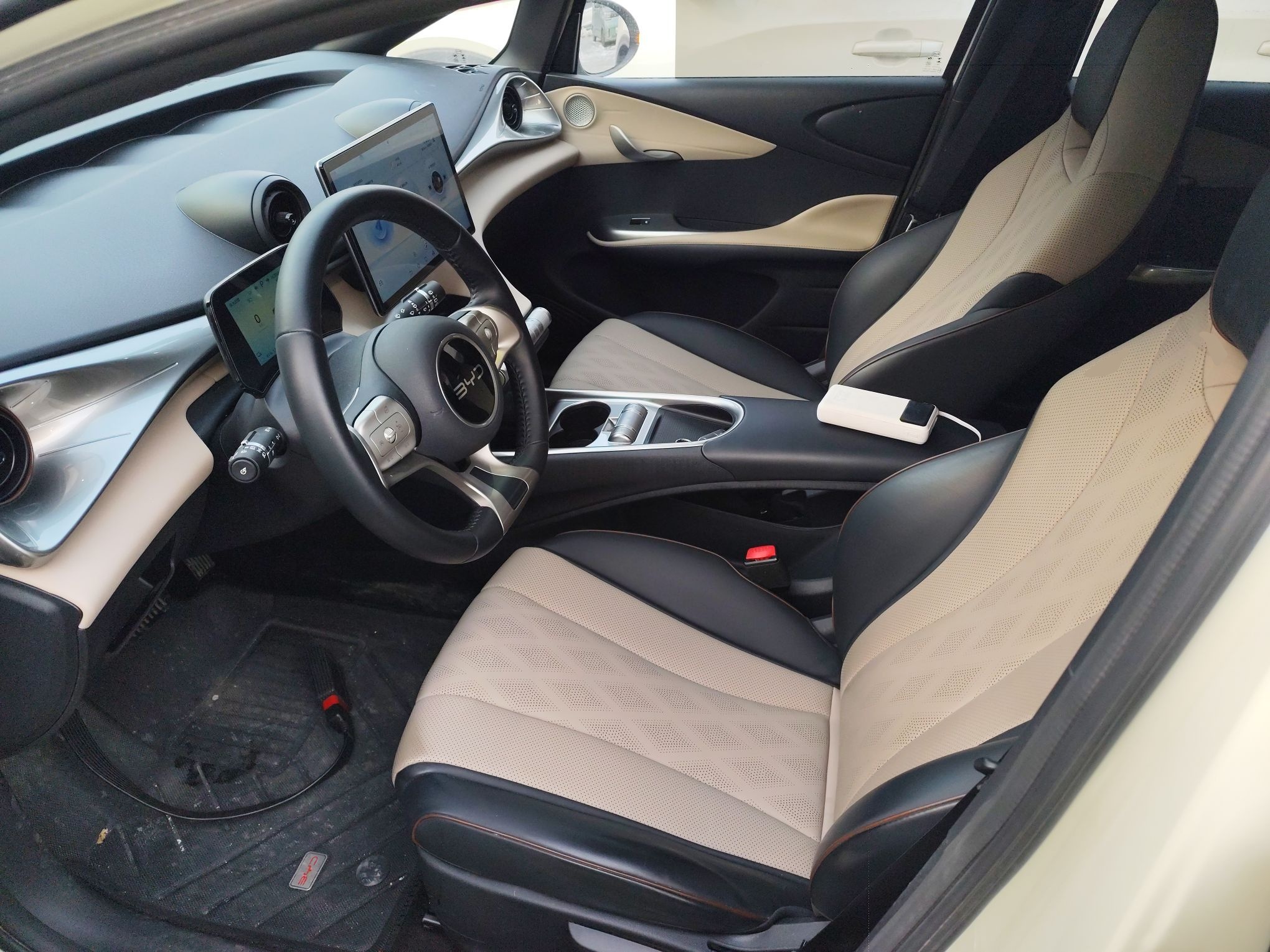 المقاعد الأمامية داخل السيارة