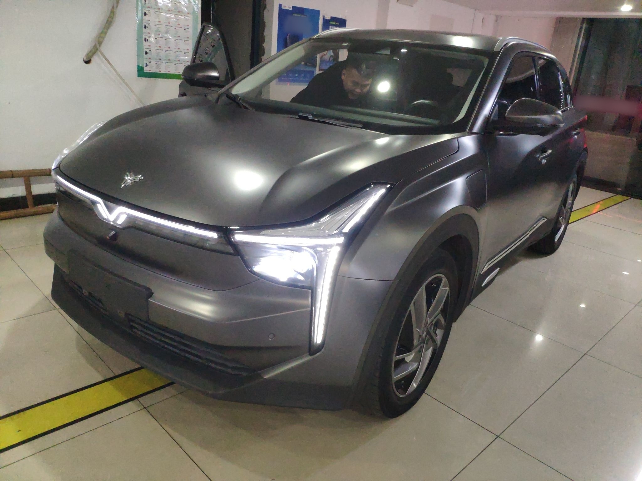 تحت مقدمة السيارة