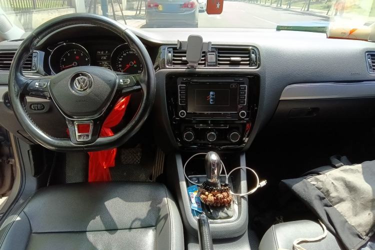 Used Volkswagen Sagitar 2017 1.6L Automatic Comfort Model Center Console