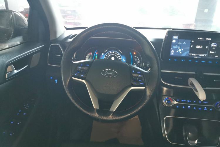 Used Hyundai Tucson 2019 280TGDi Dual-Clutch Two-Wheel Drive Smart Connect Version China V Standard
