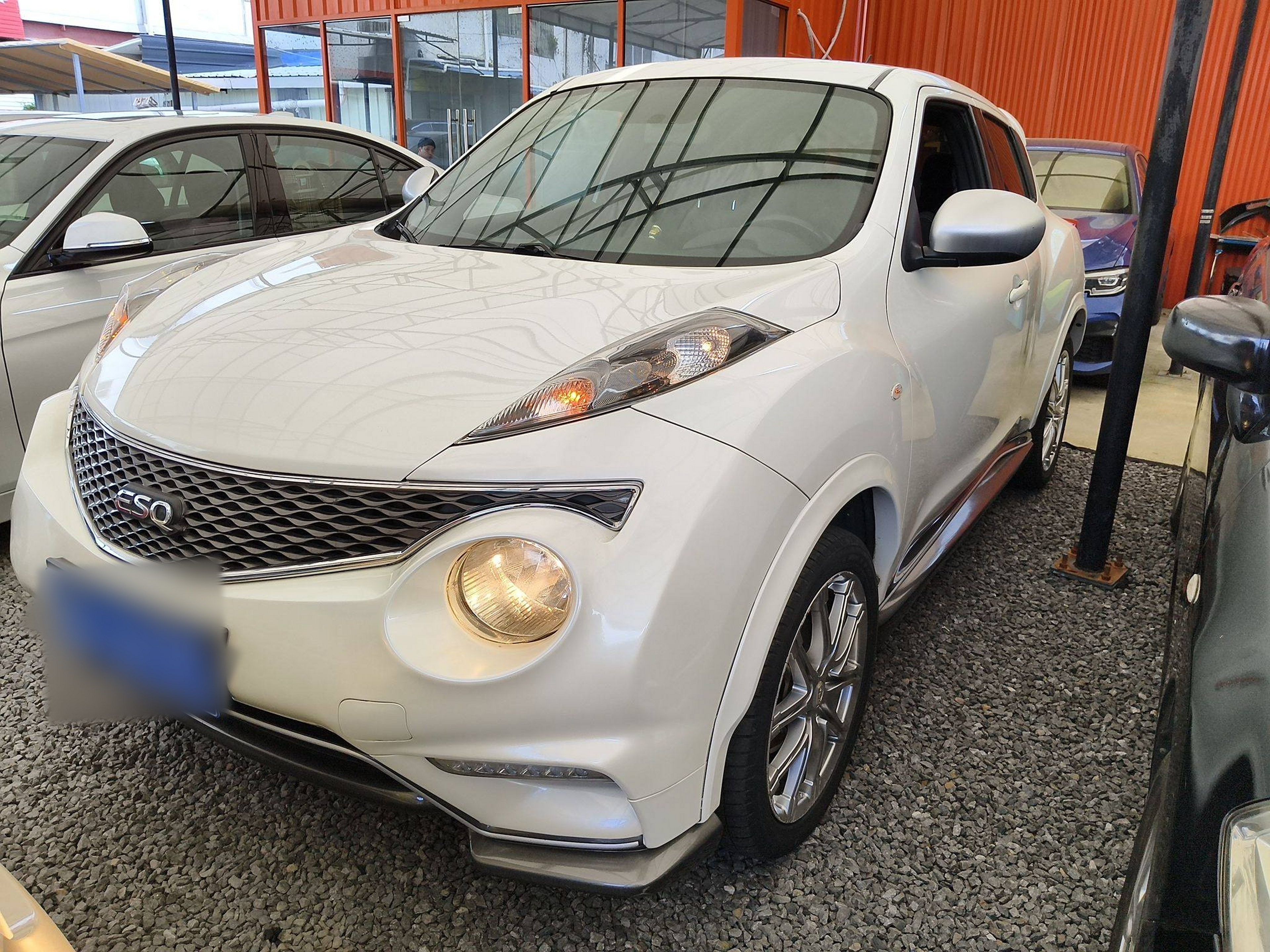 تحت مقدمة السيارة