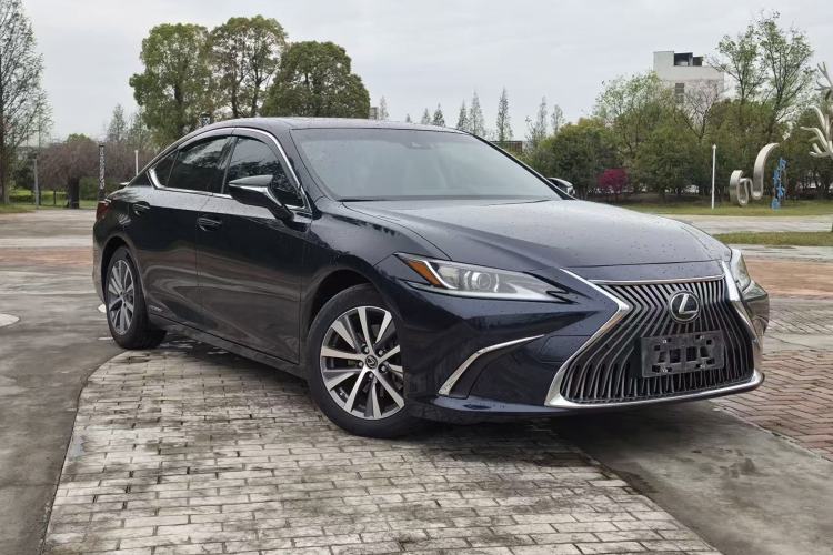 Used Lexus ES 2018 300h Premier Edition China VI Standard
