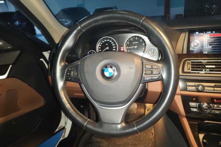Used BMW 5 Series 2014 528Li Leading Model
