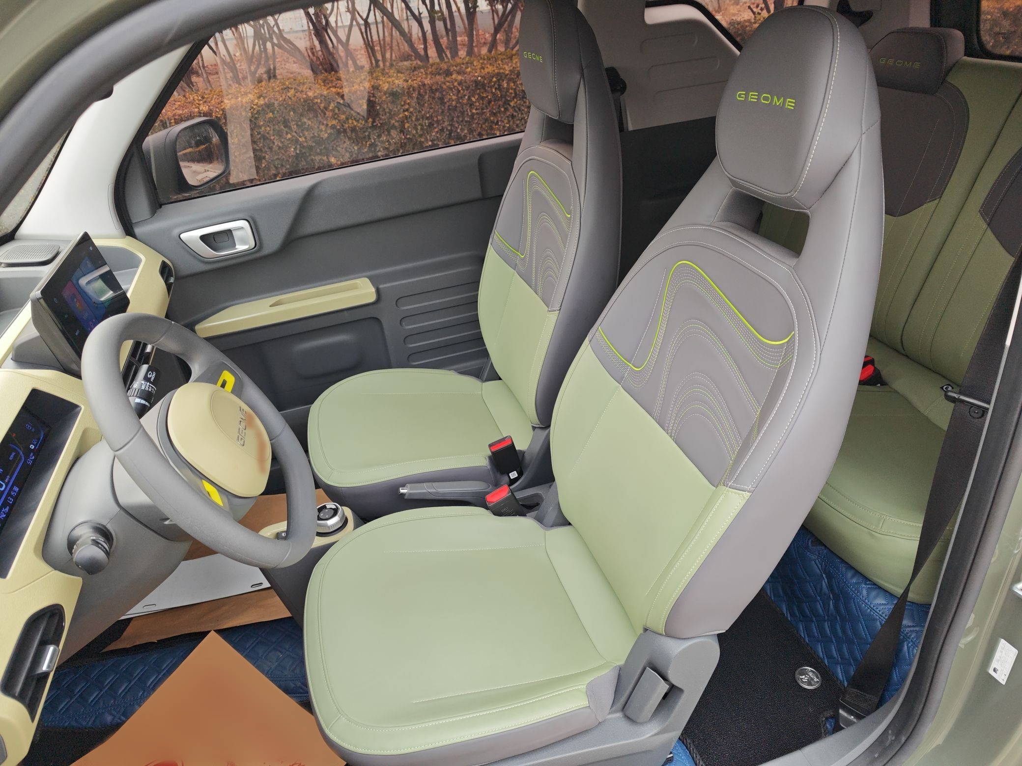 المقاعد الأمامية داخل السيارة