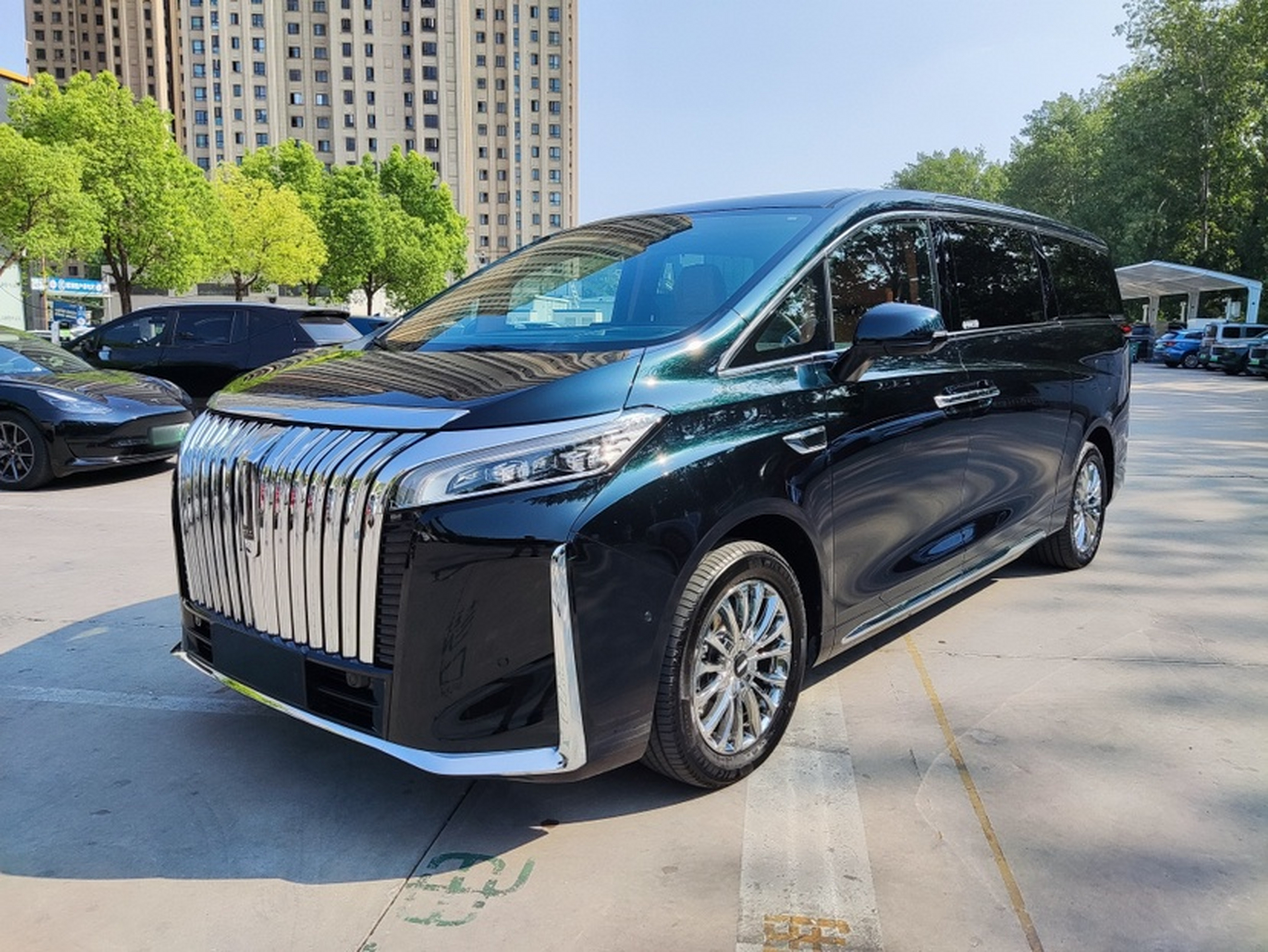 Под передней частью автомобиля