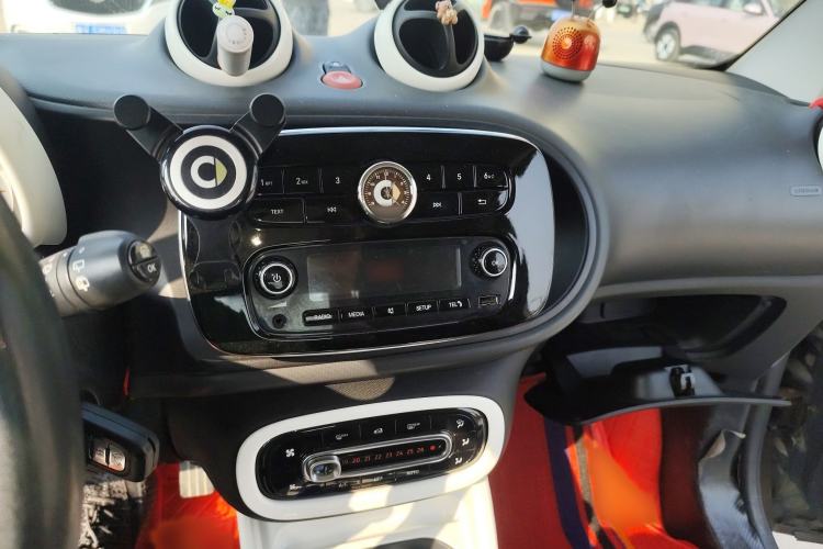 Used smart fortwo 2015 1.0L 52 kW hardtop Dynamic version