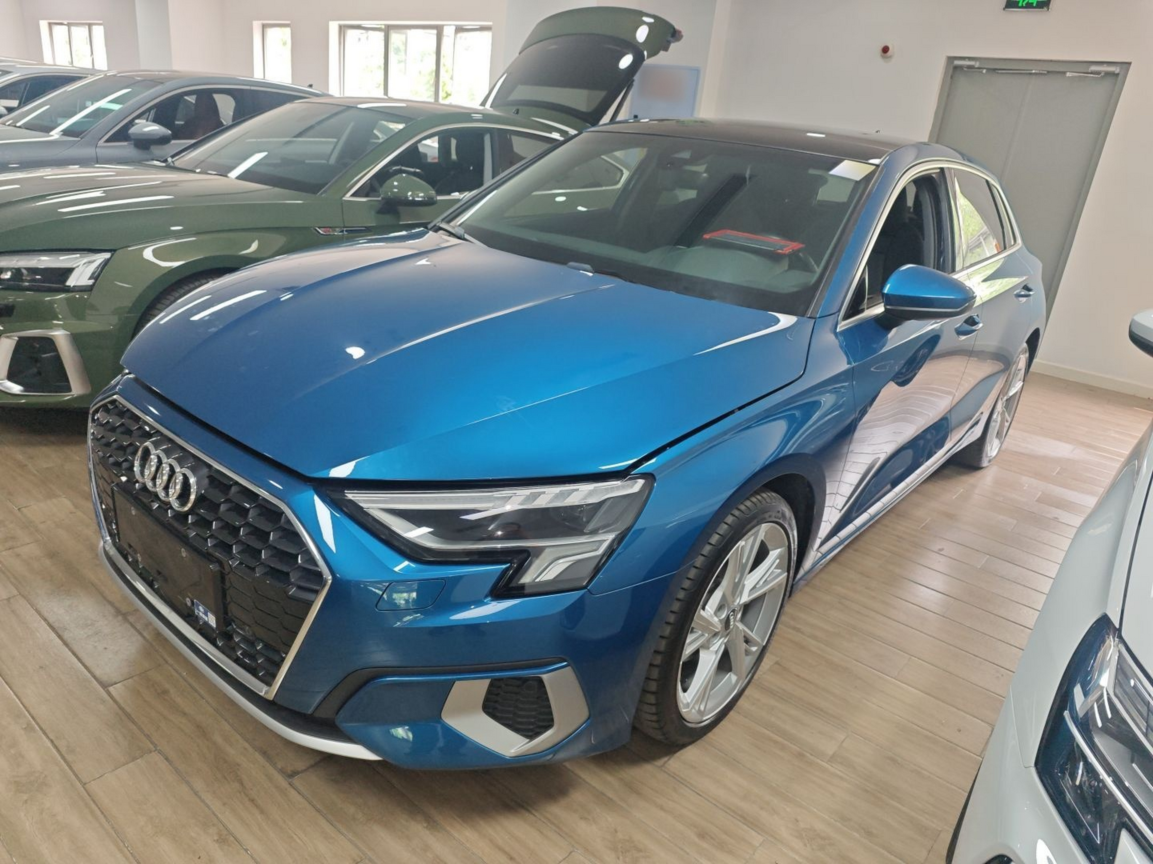 تحت مقدمة السيارة