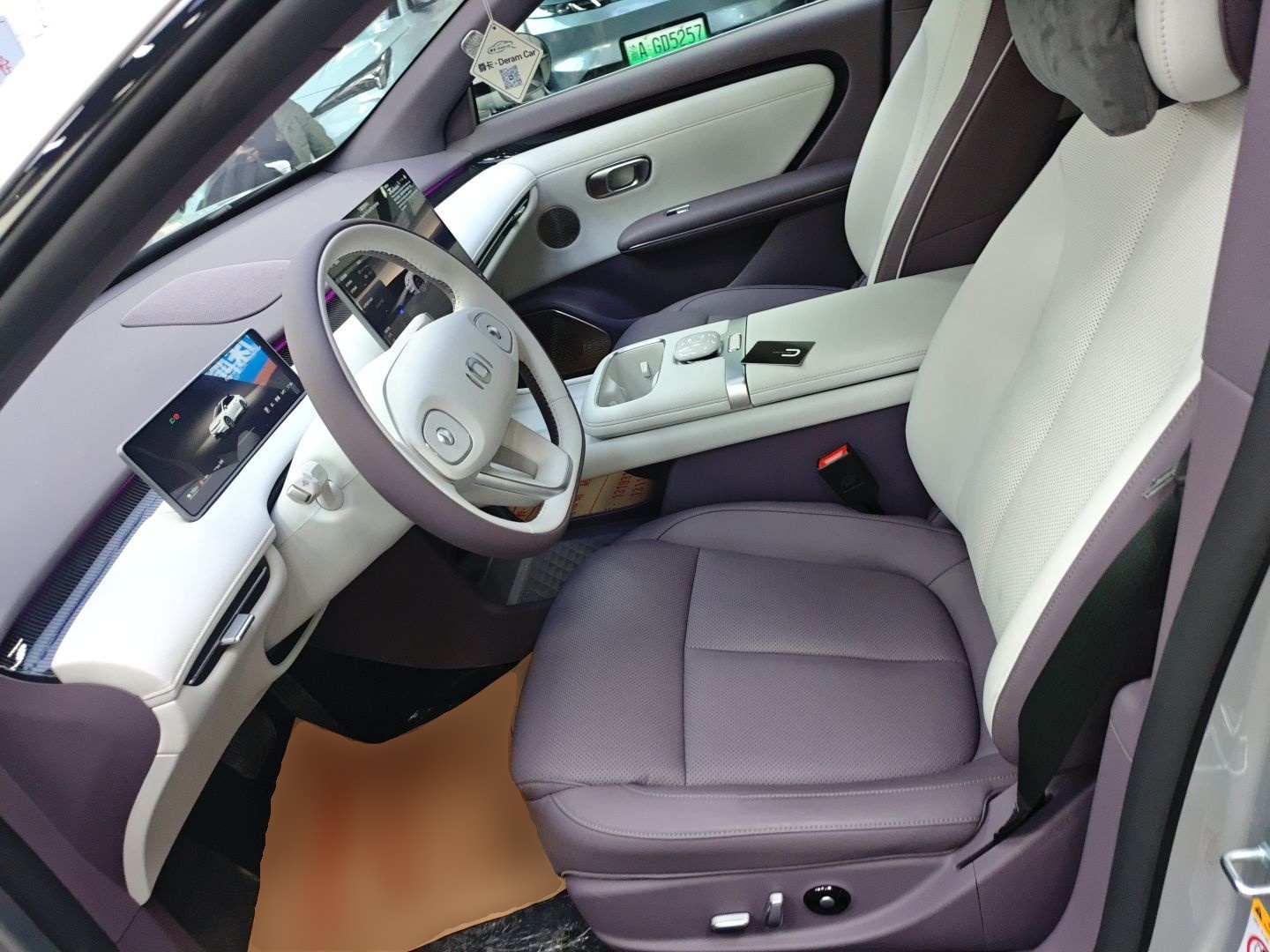 المقاعد الأمامية داخل السيارة