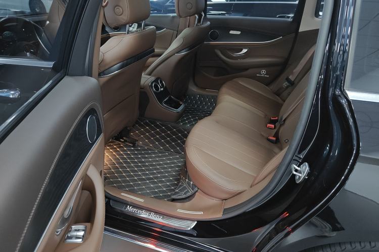 Used Mercedes-Benz E-Class New Energy 2022 E 350 e L Plug-in Hybrid Sedan Left Rear Seat