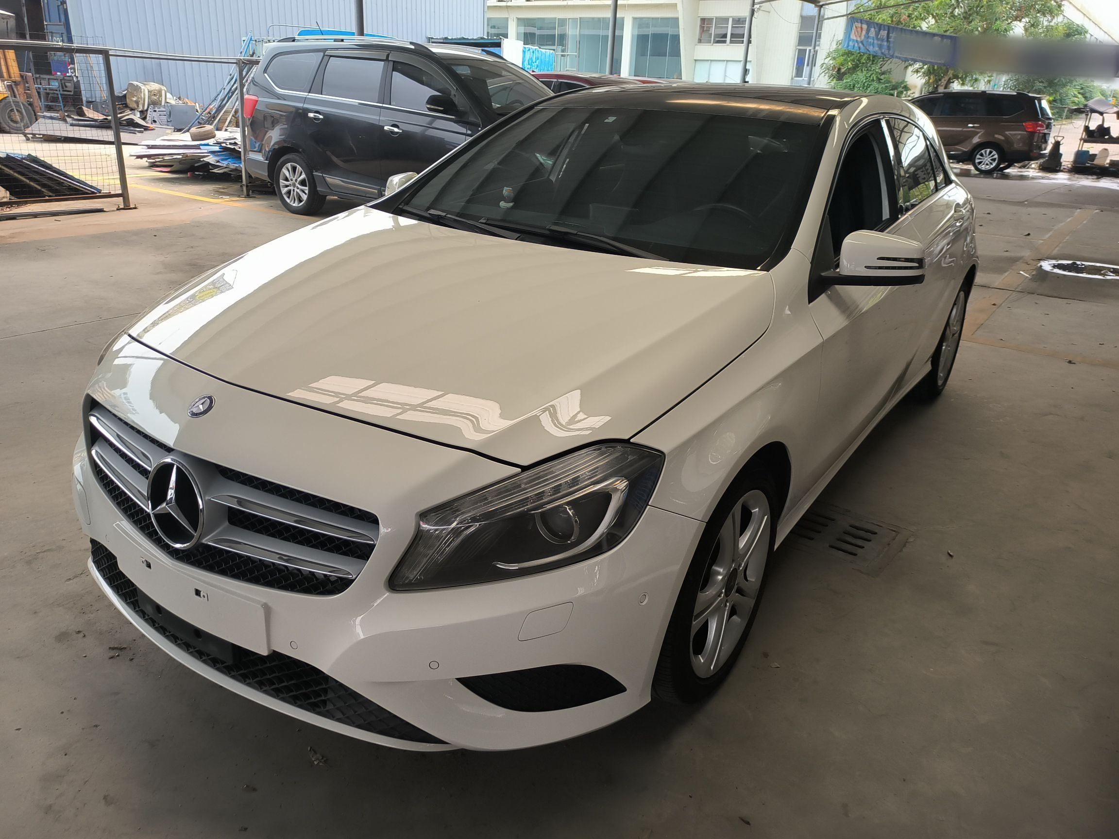 Под передней частью автомобиля