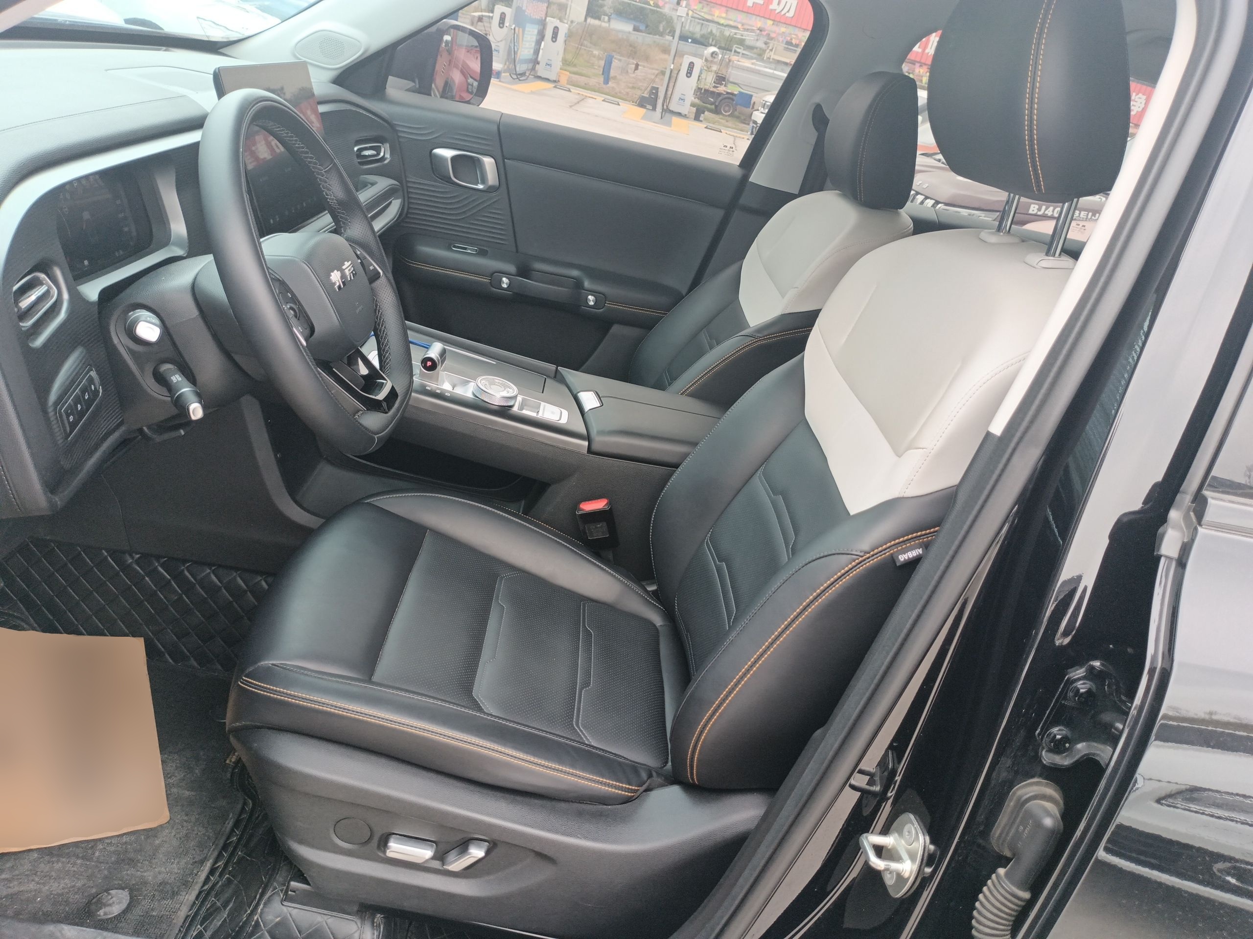 المقاعد الأمامية داخل السيارة