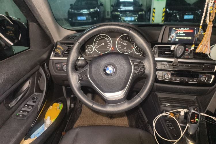 Used BMW 3 Series 2017 318i Fashion Model Steering Wheel