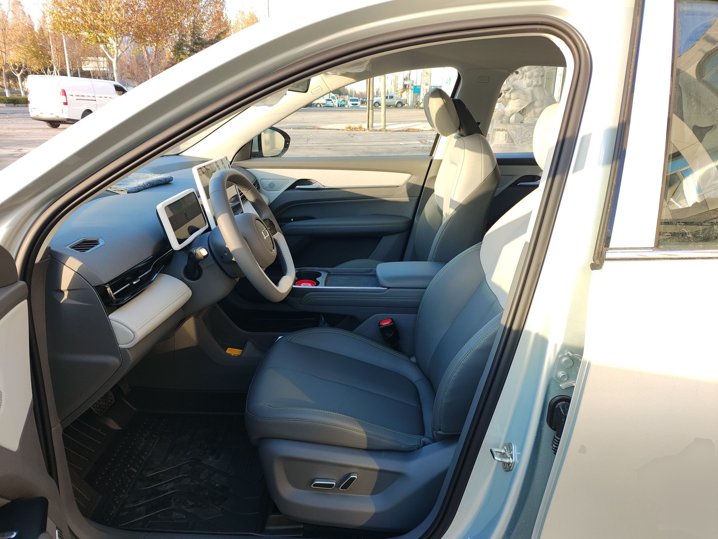 المقاعد الأمامية داخل السيارة