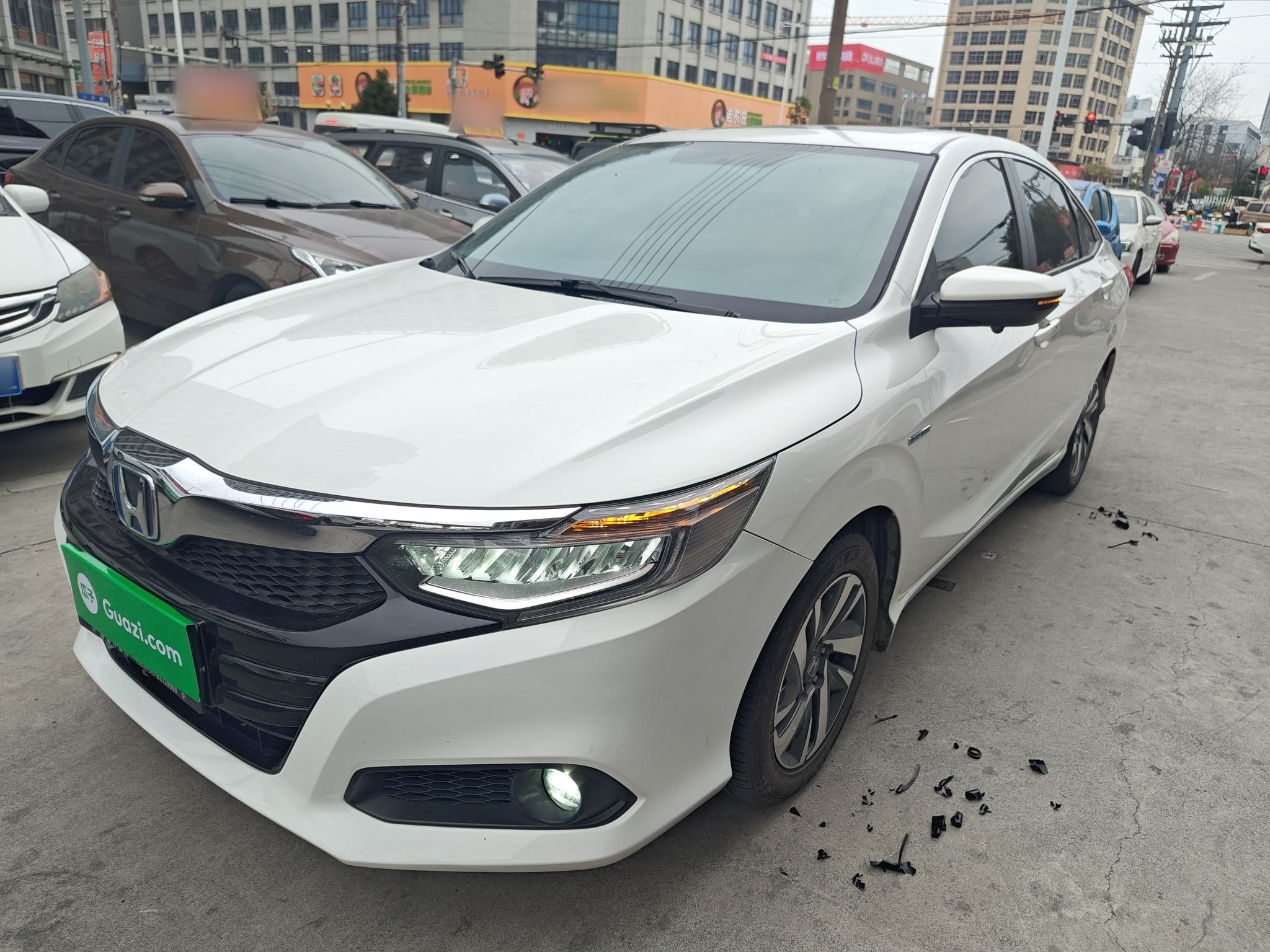 تحت مقدمة السيارة