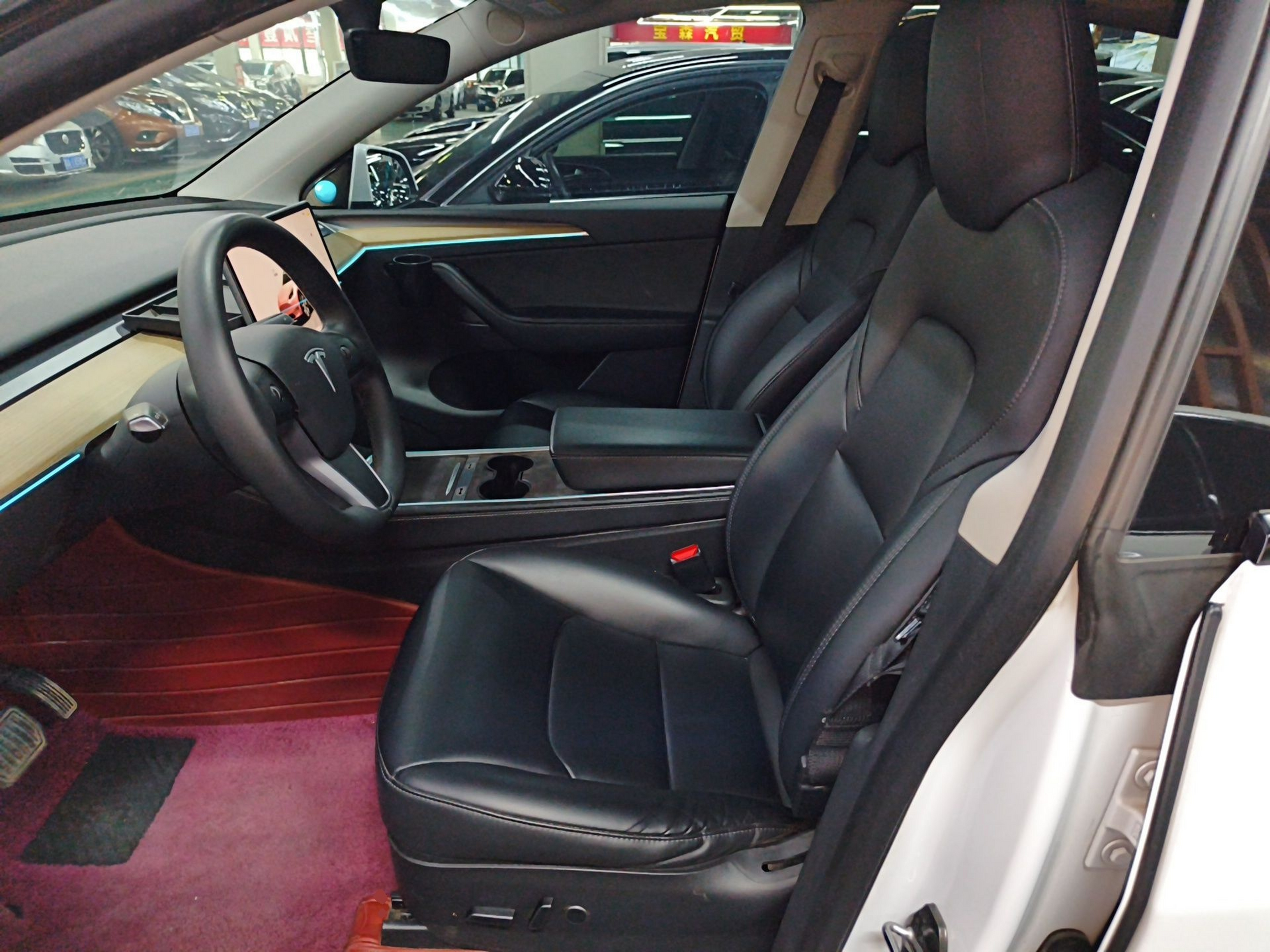 Переднее сиденье в автомобиле