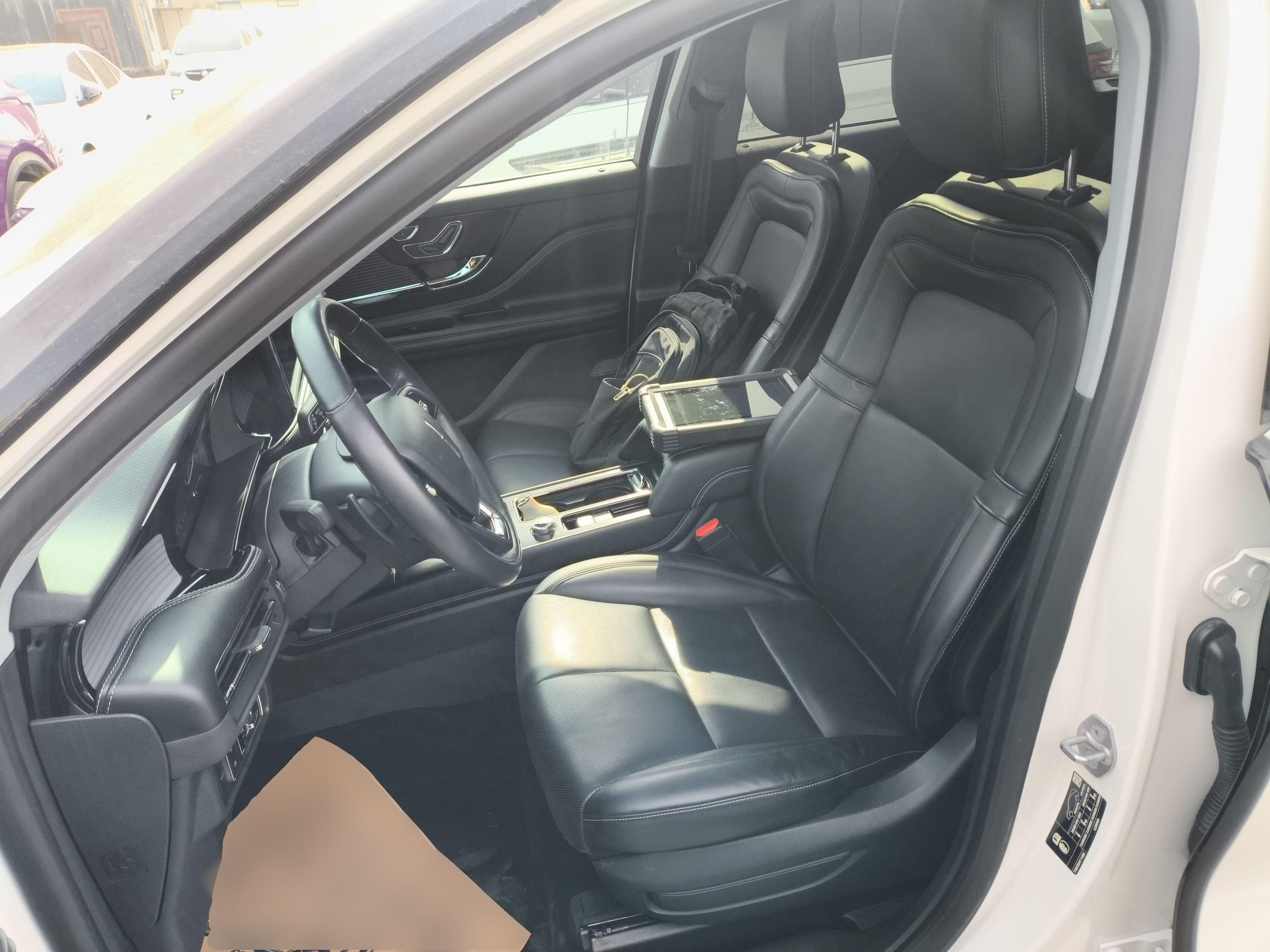 المقاعد الأمامية داخل السيارة