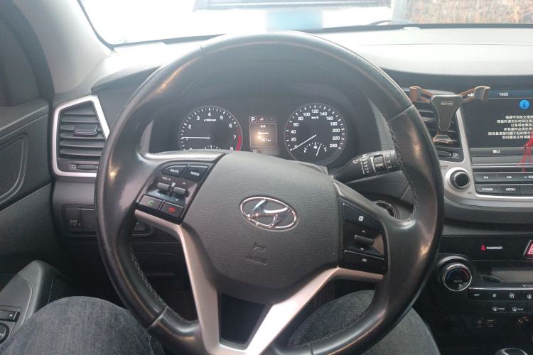 Used Hyundai Tucson 2015 1.6T Dual-Clutch Two-Wheel-Drive Smart Model Steering Wheel