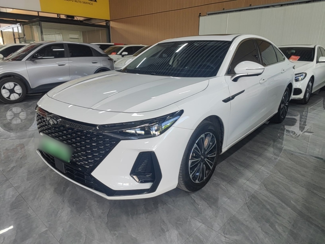 Под передней частью автомобиля