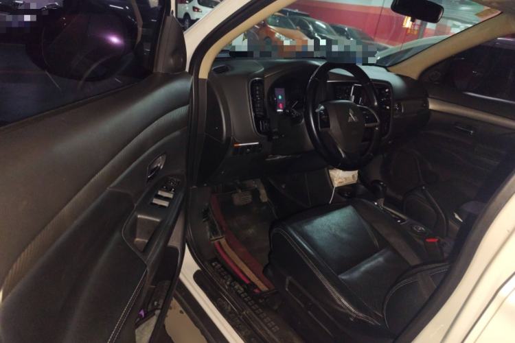 Used Mitsubishi Outlander 2014 2.4L 4x4 Deluxe Value Edition 5 Seats Driver Seat