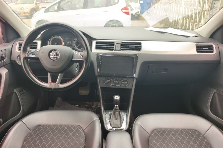 Used Skoda Rapid 2018 1.6L Automatic Comfort Edition Center Console