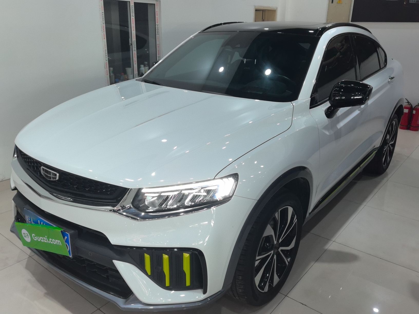 تحت مقدمة السيارة