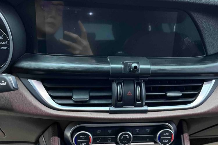 Used Alfa Romeo Stelvio 2017 2.0T 200HP Luxury Edition Audio And AC Panel